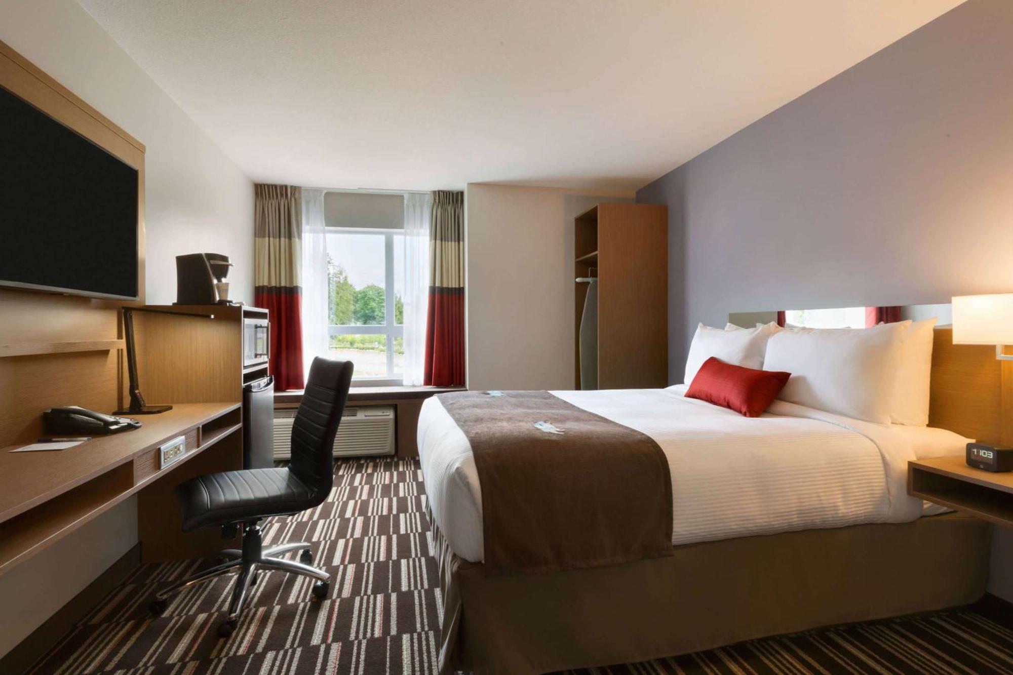 Microtel Inn & Suites By Wyndham Oyster Bay Ladysmith Exterior foto
